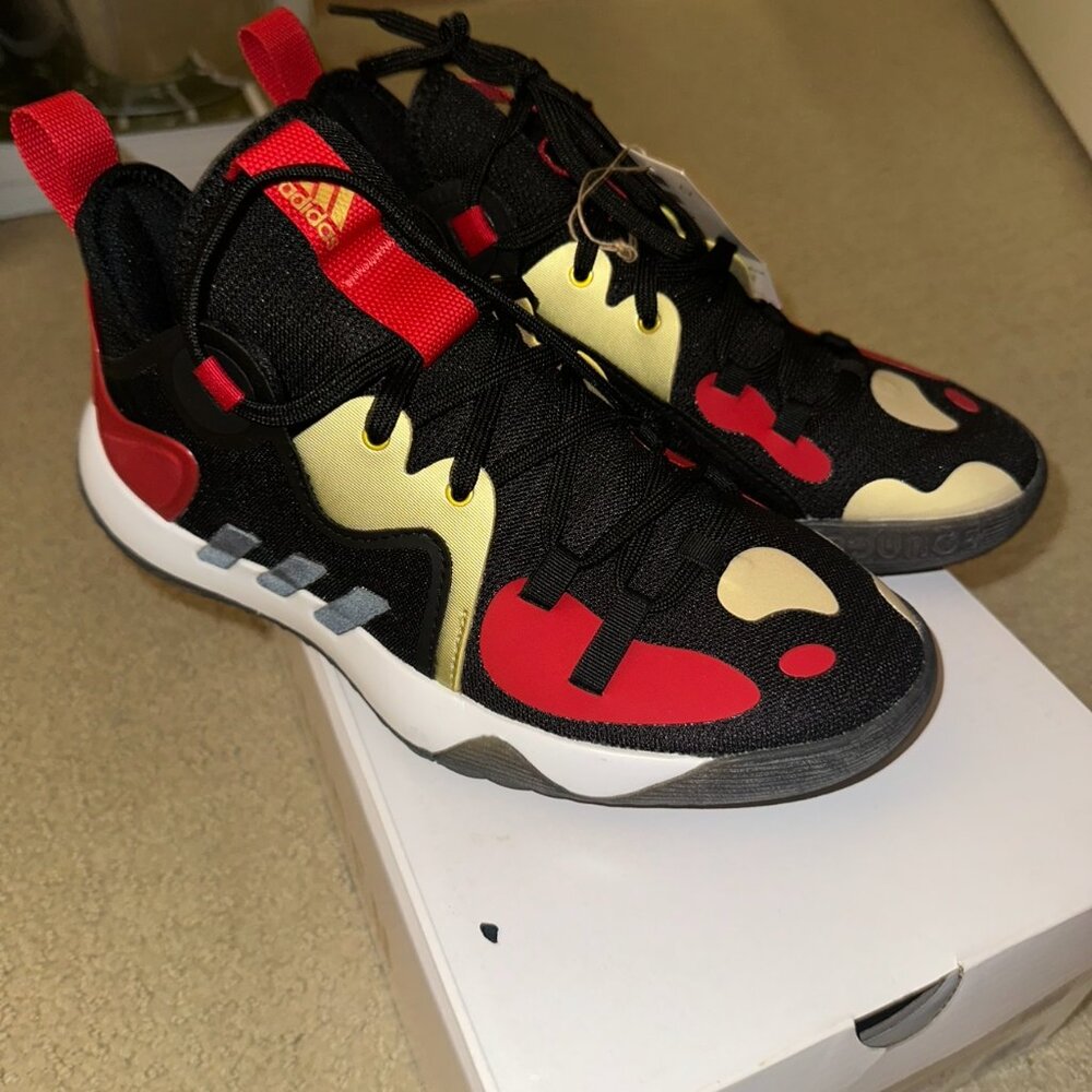 NIB. BOYS  HARDEN STEPBACK. 2J. SIZE. 6